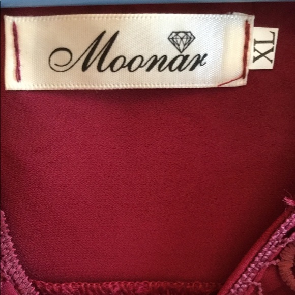 Embroidered burgundy top like new - Picture 3 of 4